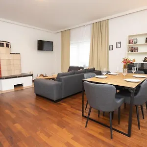 Stadthaus Mit 2 Schlafzimmern & Wohnzimmer Mit Kamin - Kostenloser Privat-parkplatz Auf Dem Grundstueck Ferienhaus